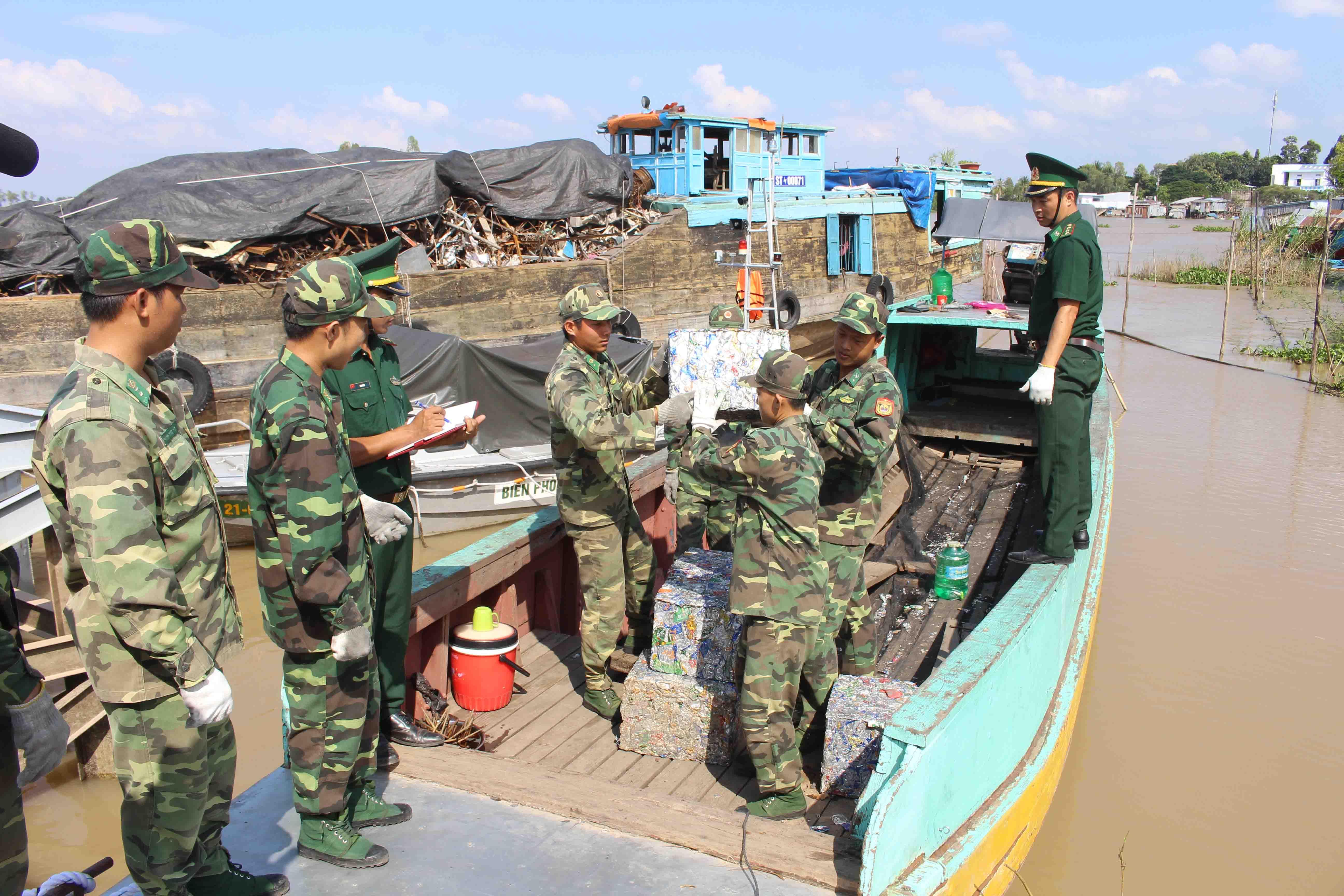 Ngăn chặn buôn lậu phế liệu qua biên giới 